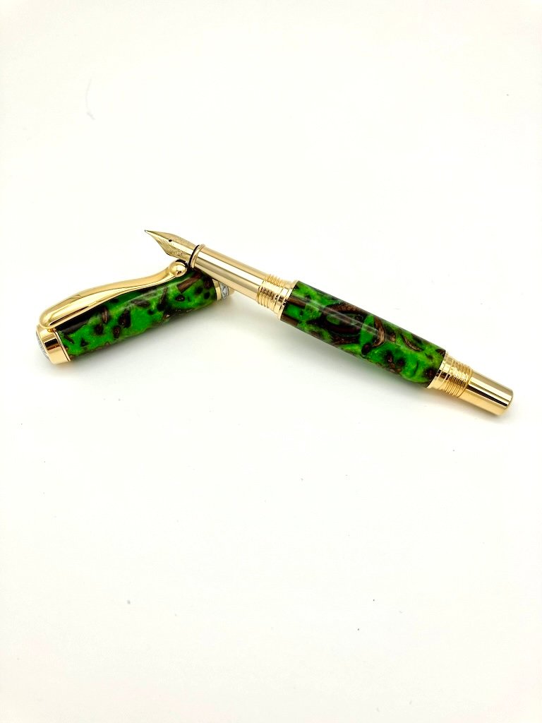 Fountain pen with Acorn Caps in Green
